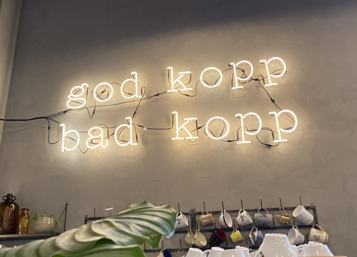 Neonskylt med texten god kopp bad kopp.