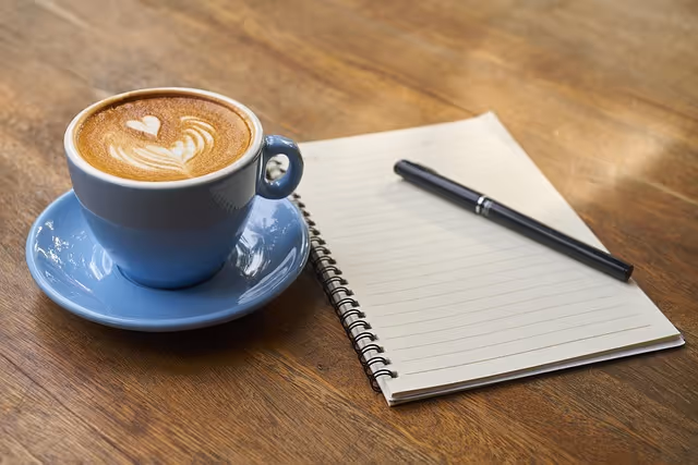 Cappuccino mit Block und Stift