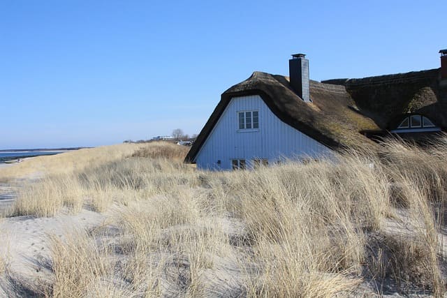 Historisches Reetdachhaus in den Dünen an der Küste