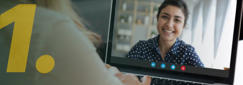 Vrouw glimlacht tijdens videogesprek op laptop met blauwe verbindingspictogrammen