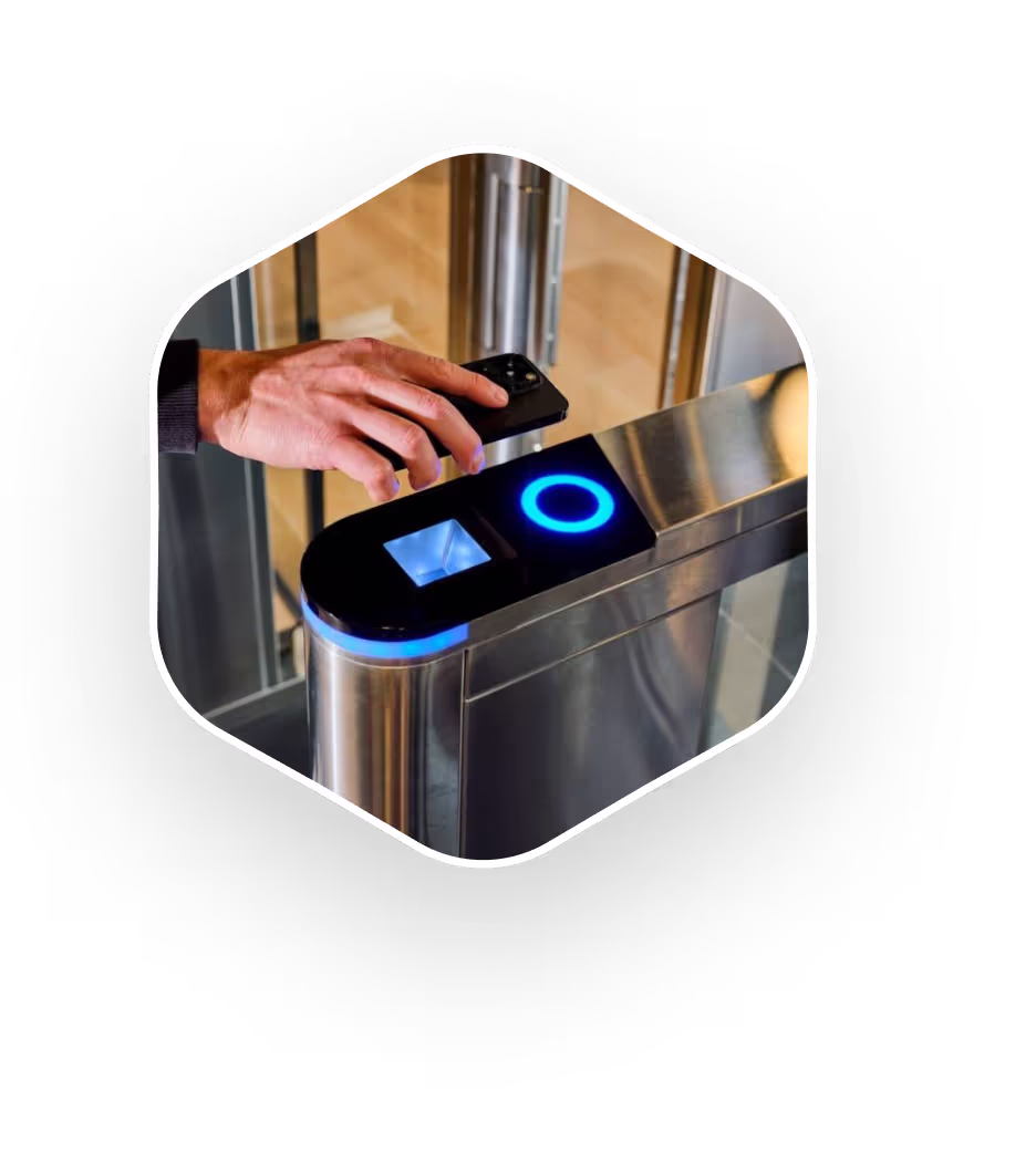 Moderne toegangspoort met blauwe verlichting en smartphone verificatie
