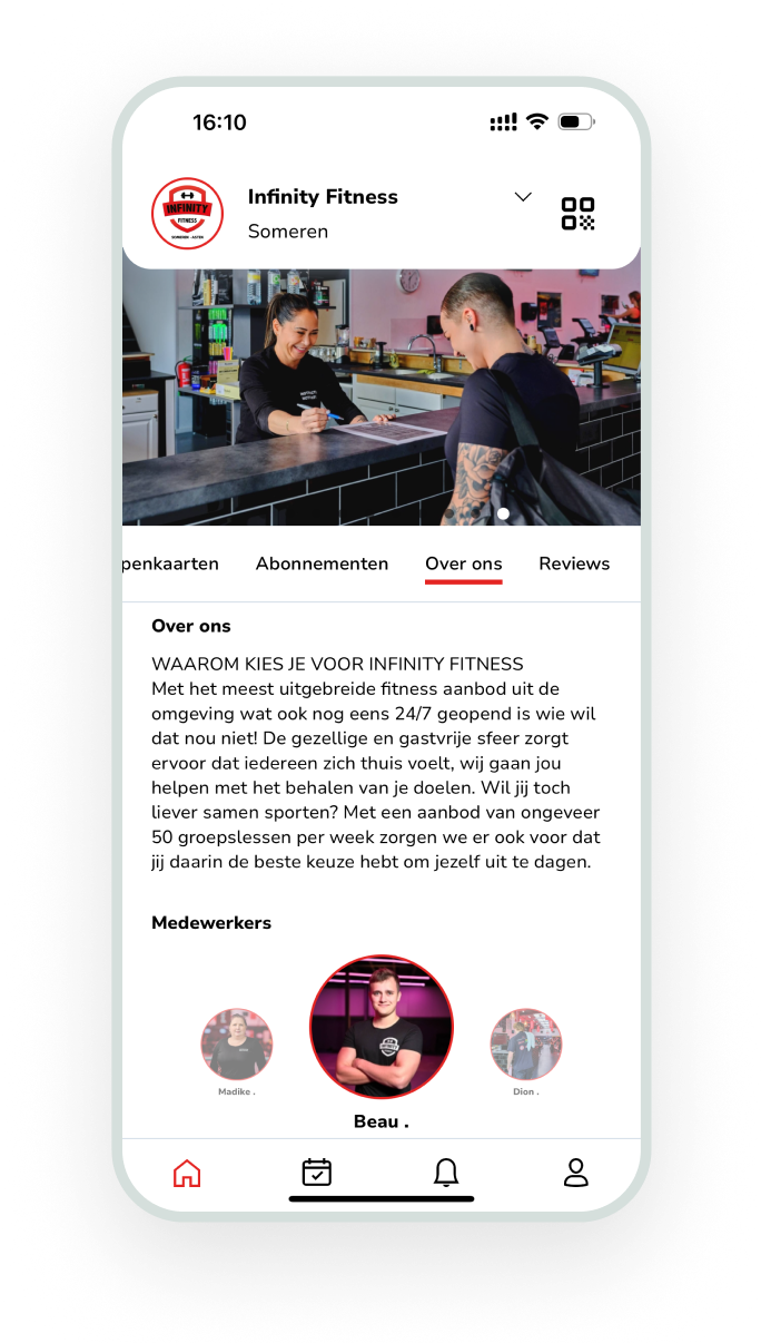 Medewerker van Infinity Fitness helpt klant aan de balie