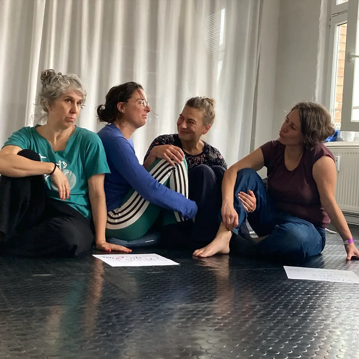 Bärbel Becker sitzt mit Kolleginnen aus dem Good Change Netzwerk im Studio