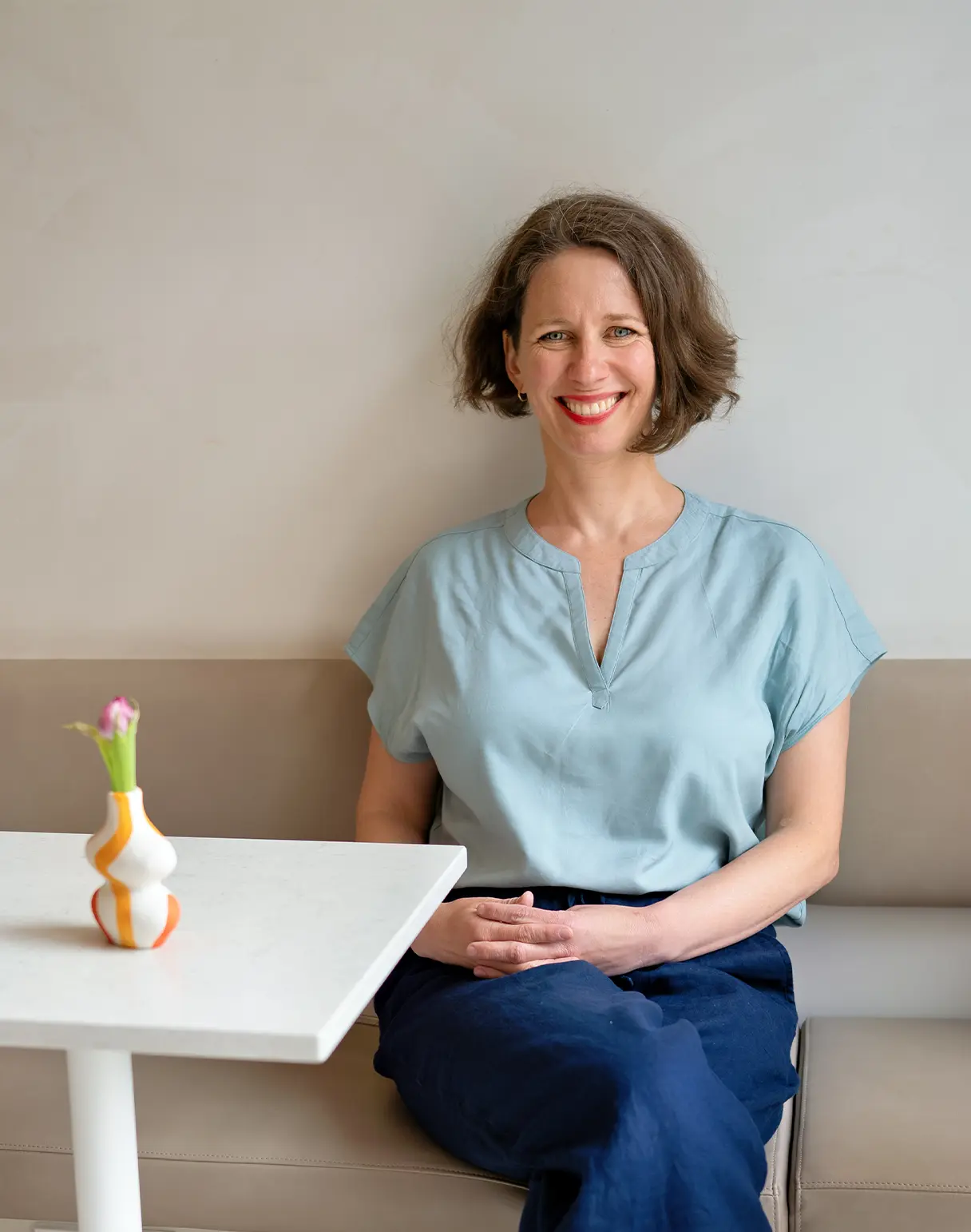 Bärbel Becker von Good Change sitzt an einem Tisch, Kontaktseite