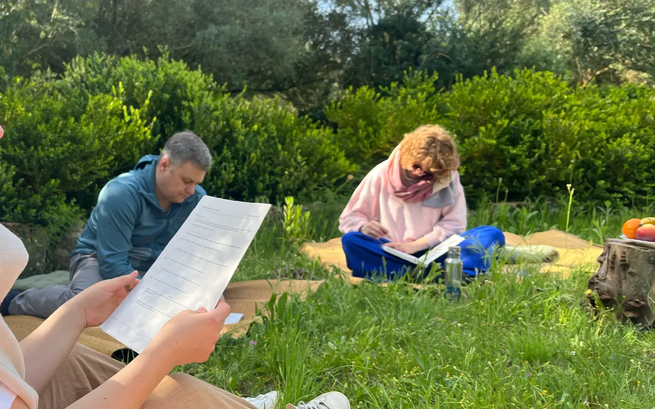 Good Change Retreat: Teilnehmende vertiefen Inhalte im Grünen