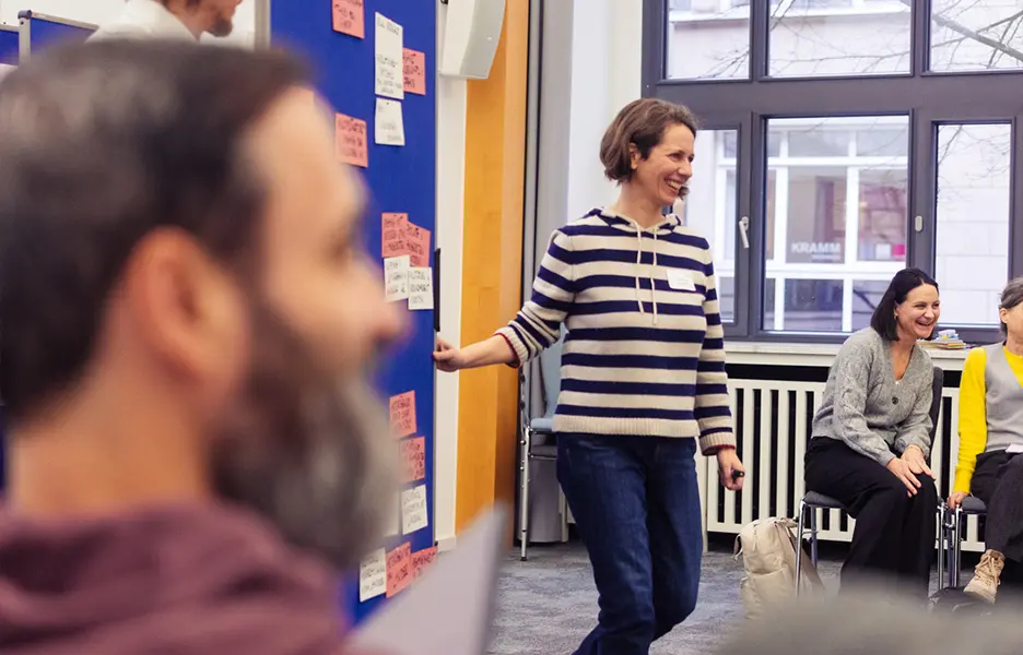 Bärbel Becker moderiert einen Workshop zur Führungskräfteentwicklung