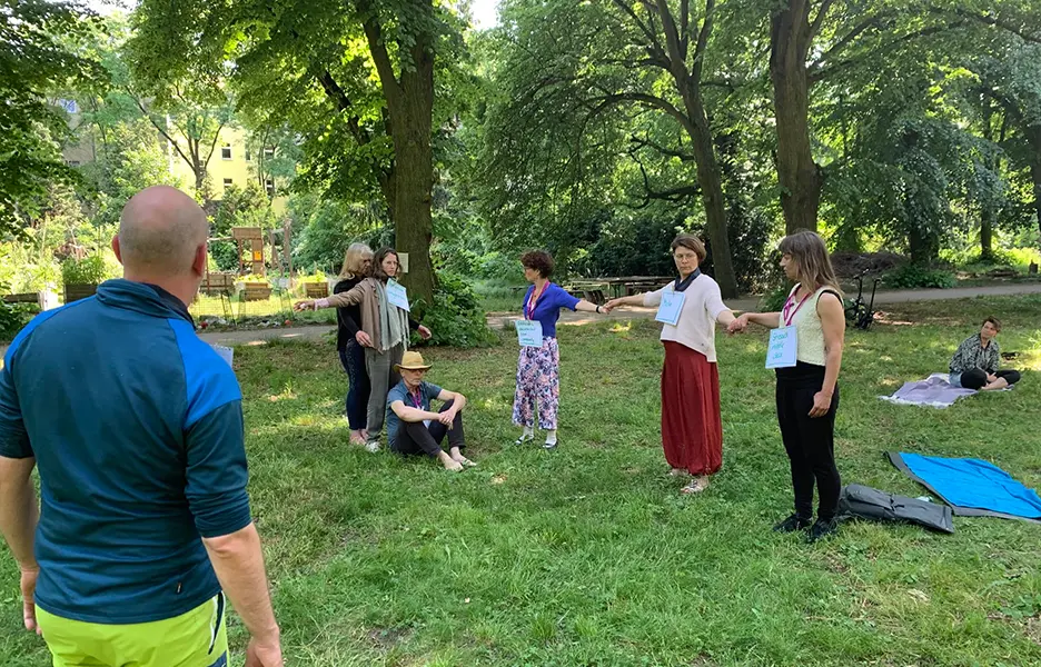 Leadership Training im Park mit körperorientierter Übung