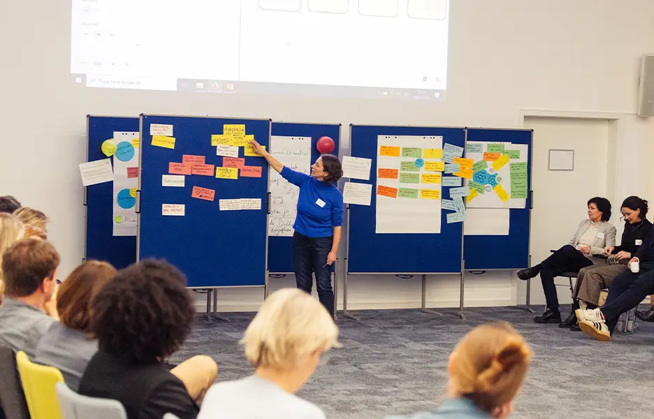 Bärbel Becker moderiert einen Leadership Workshop in Berlin