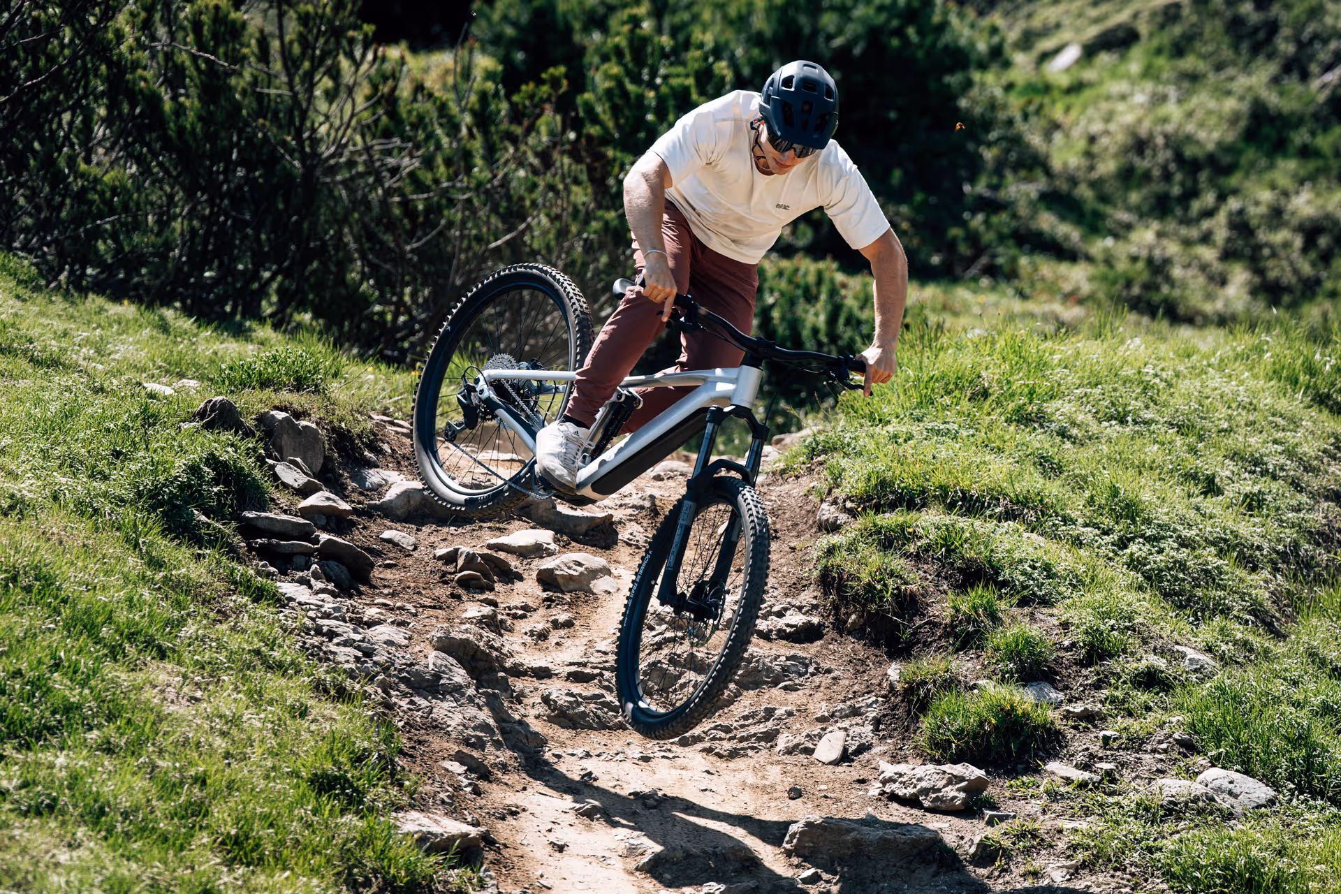 Durok auf dem Trail im Sprung