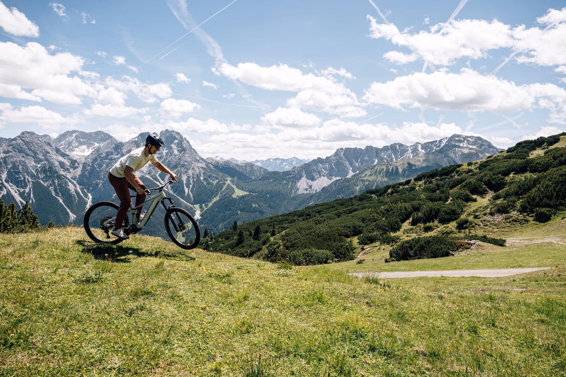 Raymon Durok auf einer grünen Wiese in den Alpen