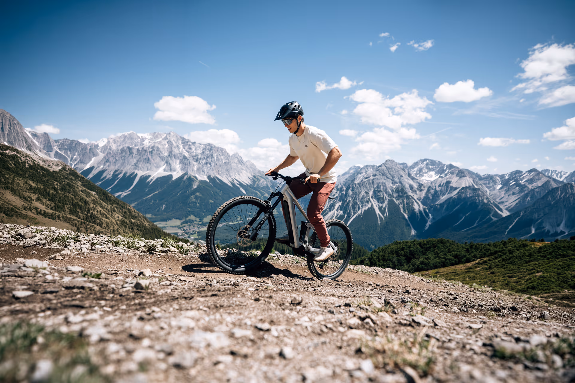 Raymon Durok in den Alpen beim Bergauf fahren