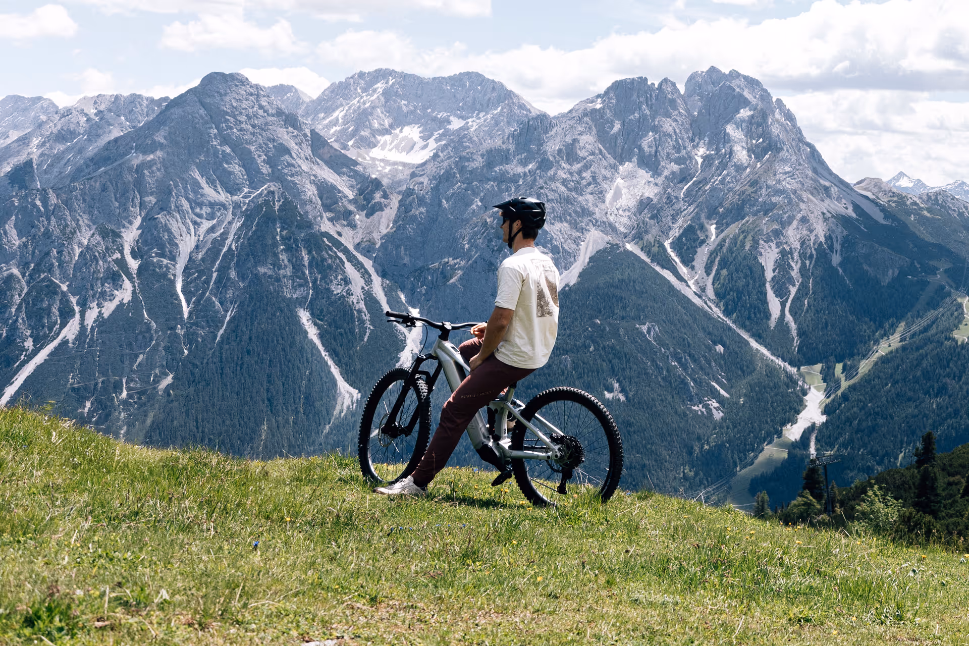 Durok Bike mit Rider vor Bergkulisse