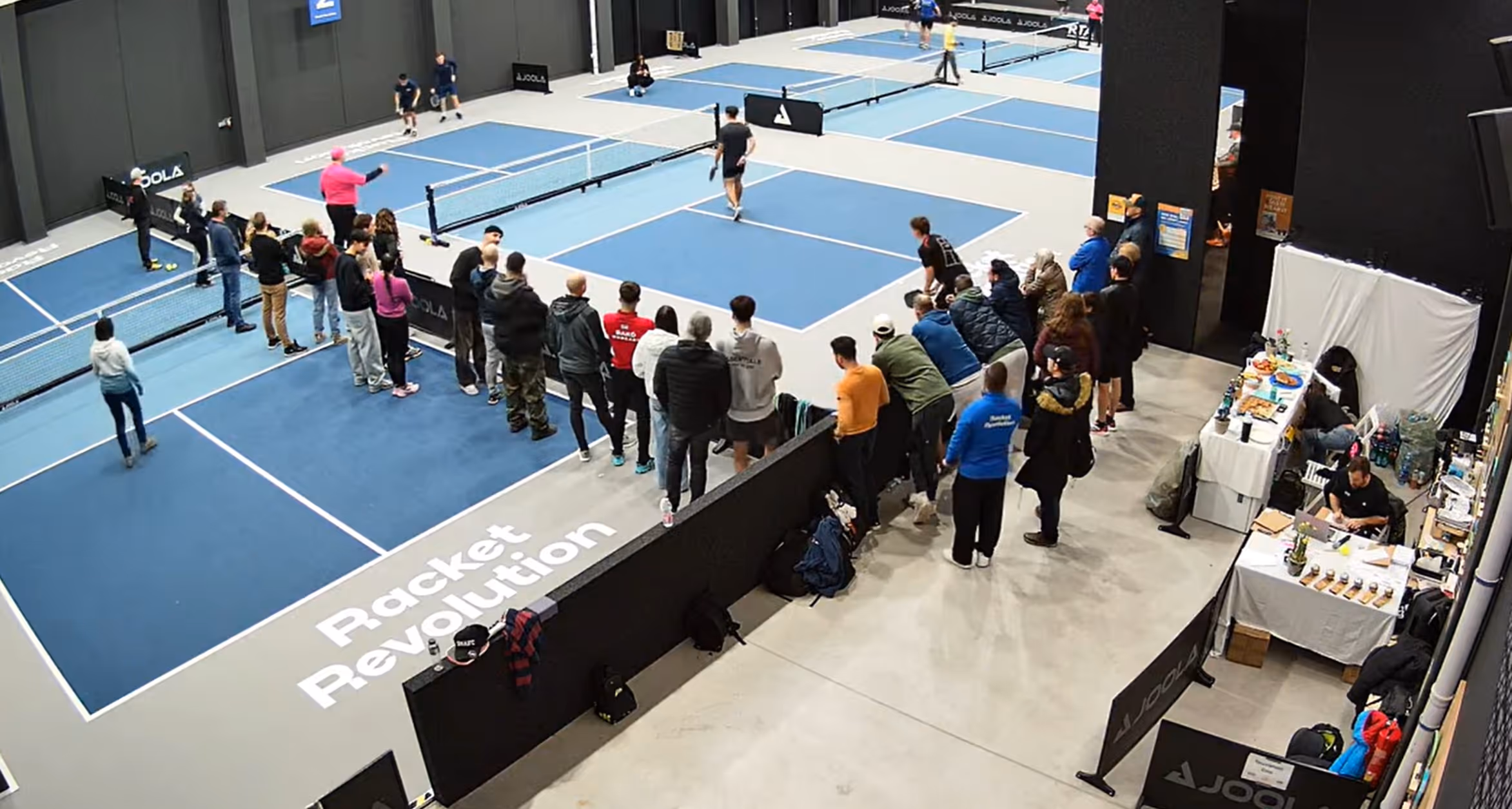 Zuseher und Court 2 beim Finale Men's Doubles beim RTA1000 Vienna