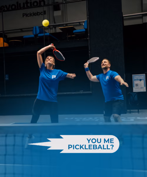Zwei Personen spielen Pickleball.