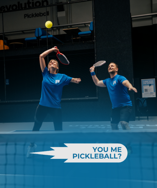 Zwei Personen spielen Pickleball.