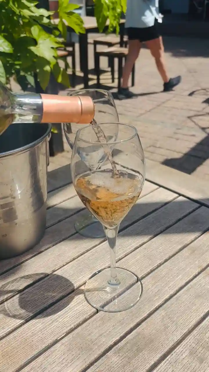 🫶☀️ Nothing should come between you and enjoying National Wine Day, they’ve even given you an extra day off work to celebrate it! 😍 At B&K we’re having a gorgeous pale rosé in the beer garden… how about you? 🔥👌 • • • #brewhouseandkitchen #nationalwineday #wine #bestlondonpubs #beergarden