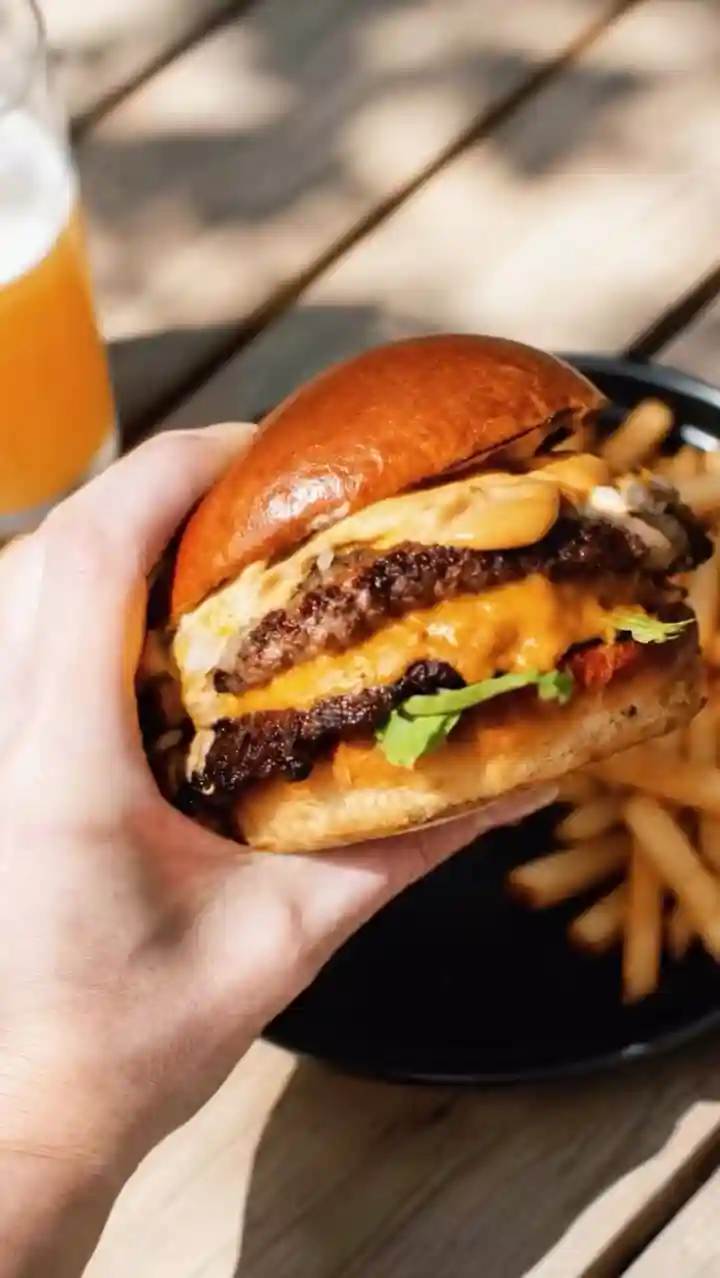 🔥😍 Burger and a pint for £13.95?  Say less.  Every Monday and Tuesday, only at B&K 😉🍻 • • • #brewhouseandkitchen #craftbeer #cheapeatslondon #burgerslondon #londonfoodie