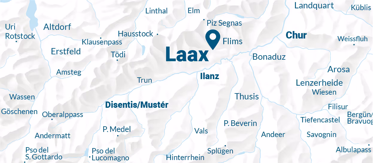 Karte, die Laax und umliegende Schweizer Städte wie Chur, Disentis, Flims und Arosa in den Alpen zeigt.