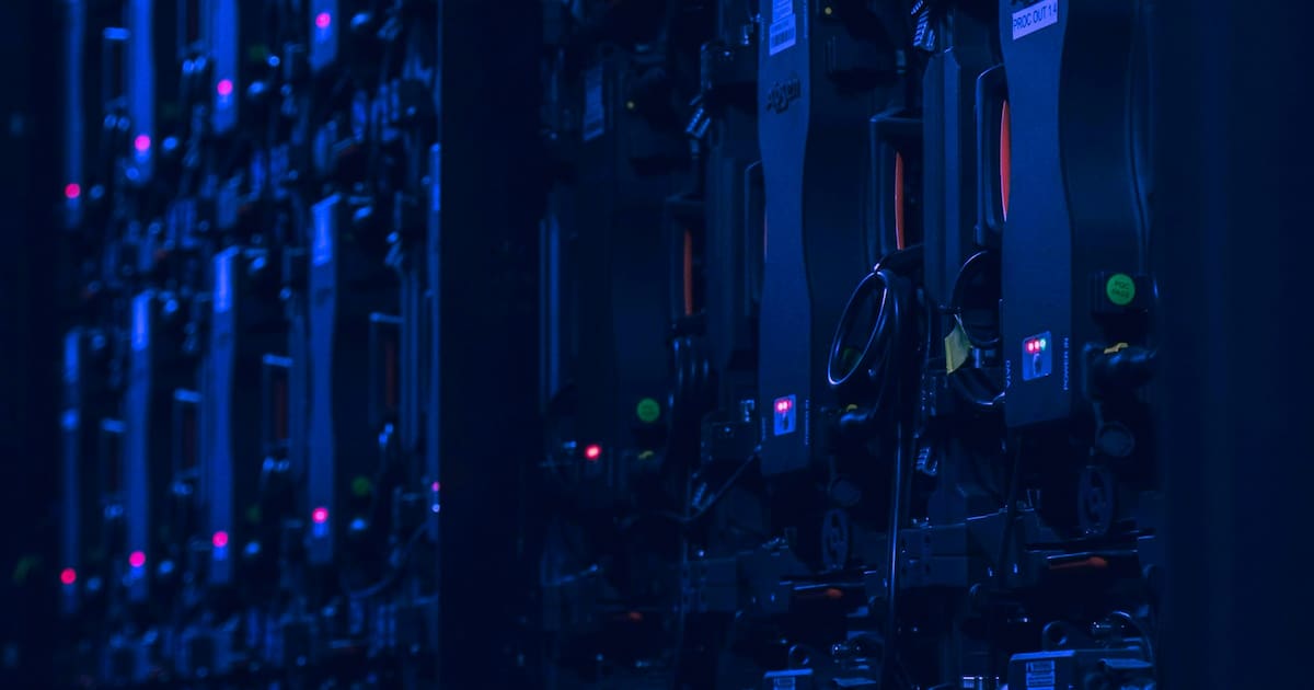 Blauw verlichte serverracks als visuele verwijzing naar webapplicatie- en API-pentests