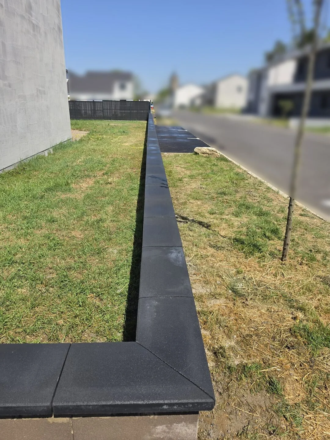Muret béton vu en perspective depuis la rue — RK Aménagement