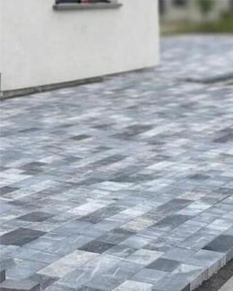 Pose de pavés en cours sur une allée en Moselle