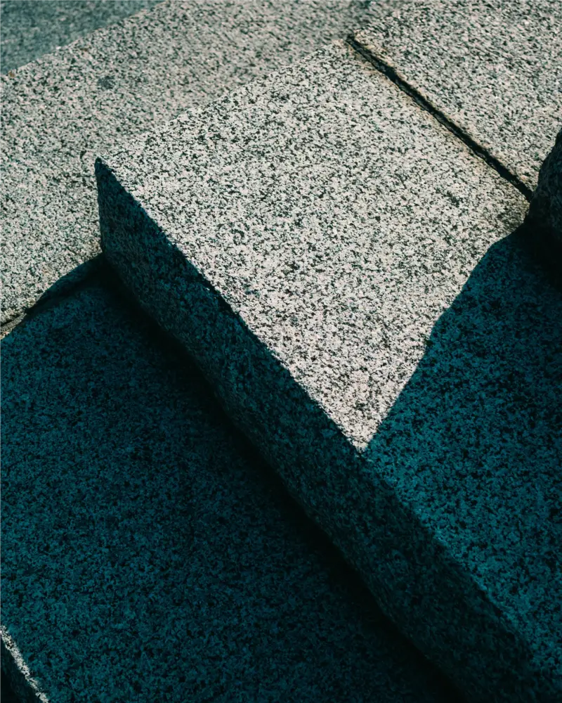 Détail antidérapant d'un nez de marche d'escalier extérieur