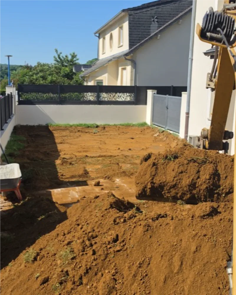 Terrassement et préparation du sol d'un jardin en Moselle
