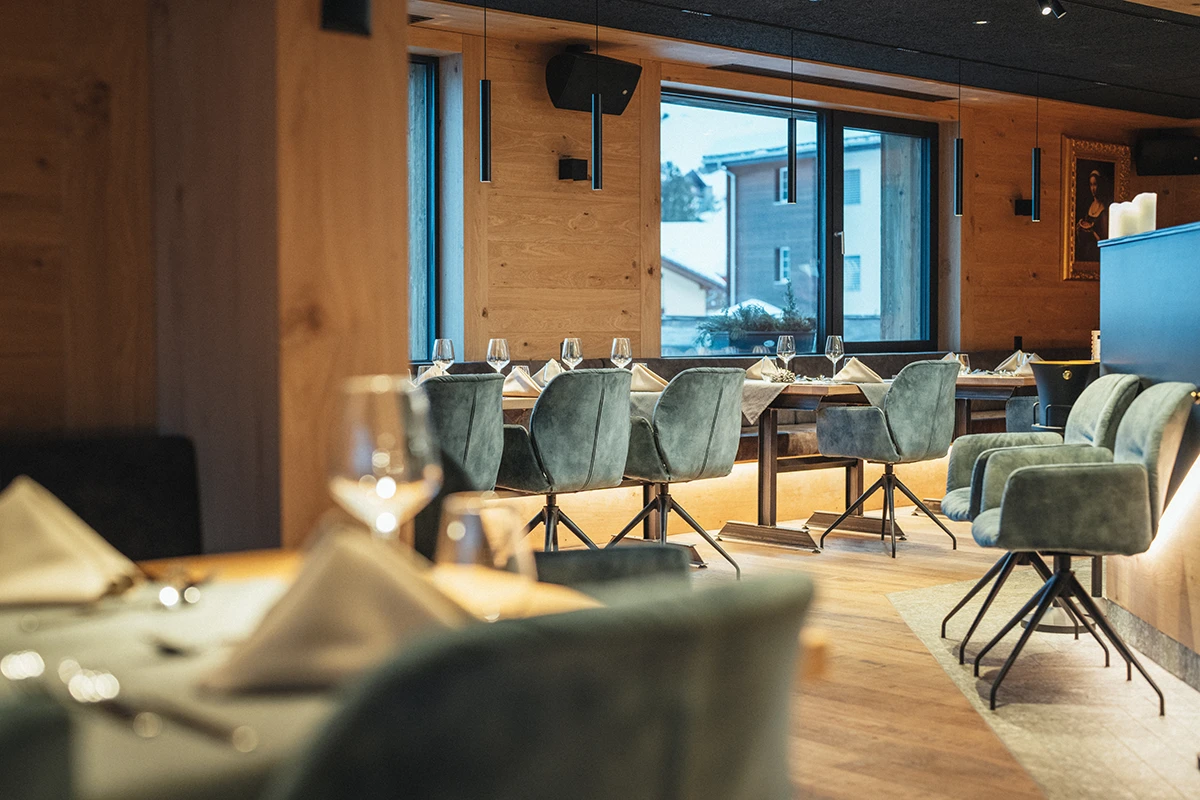 The modern interior of the daVinci restaurant in Täsch: stylish design and tables set for guests