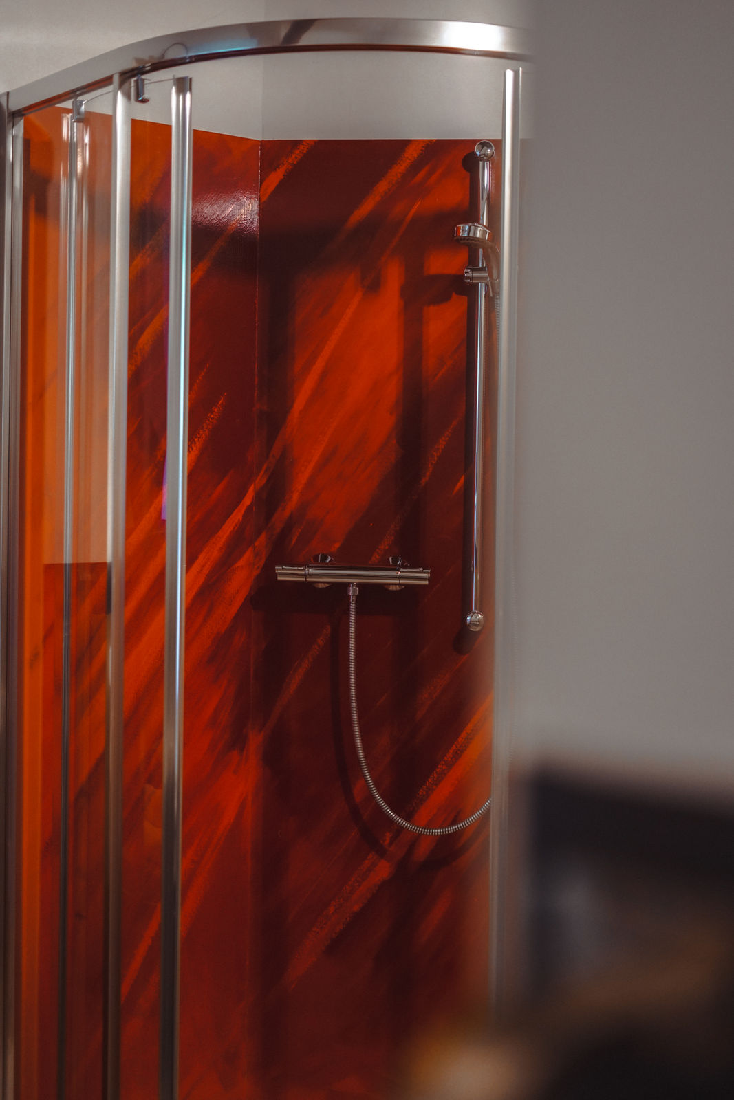 Rote Dusche im Badezimmer des Bergfried