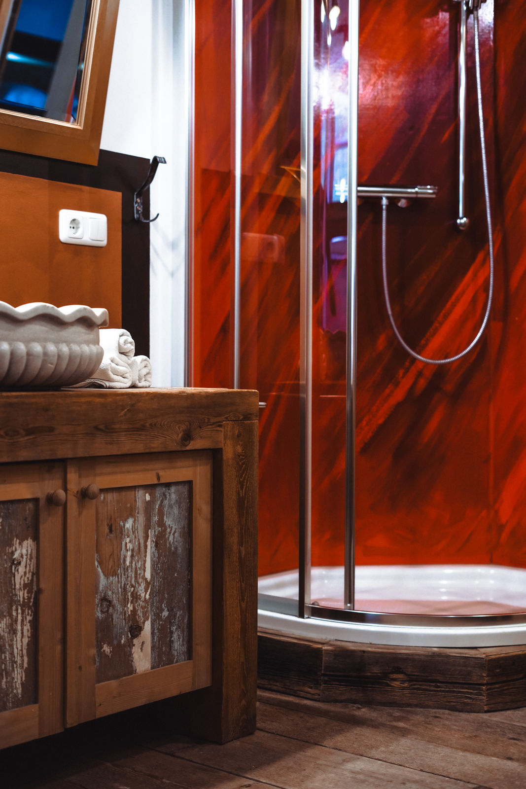 Waschtisch und rote Dusche im Badezimmer