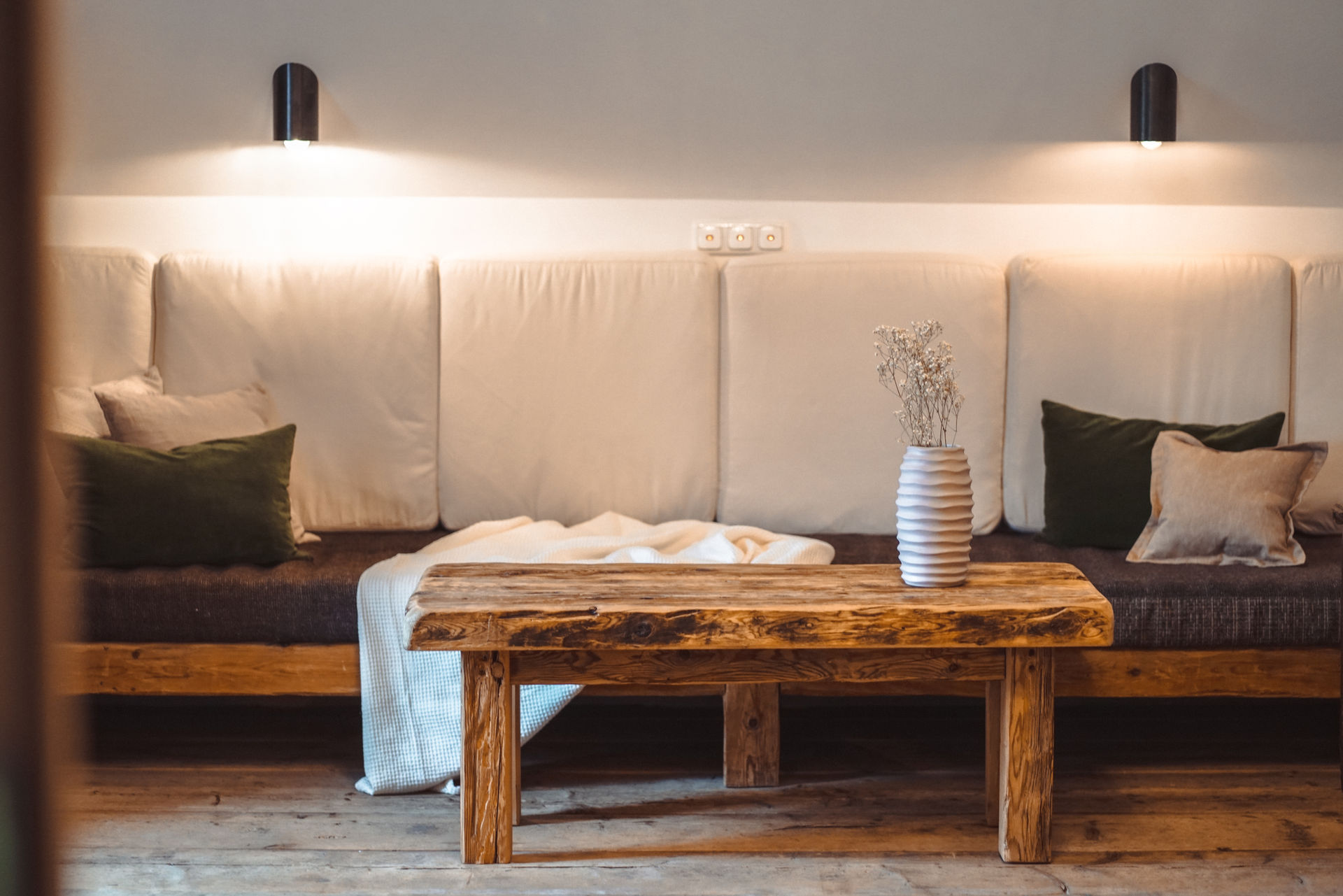 Sofa und Holztisch im großzügigen Wohnraum