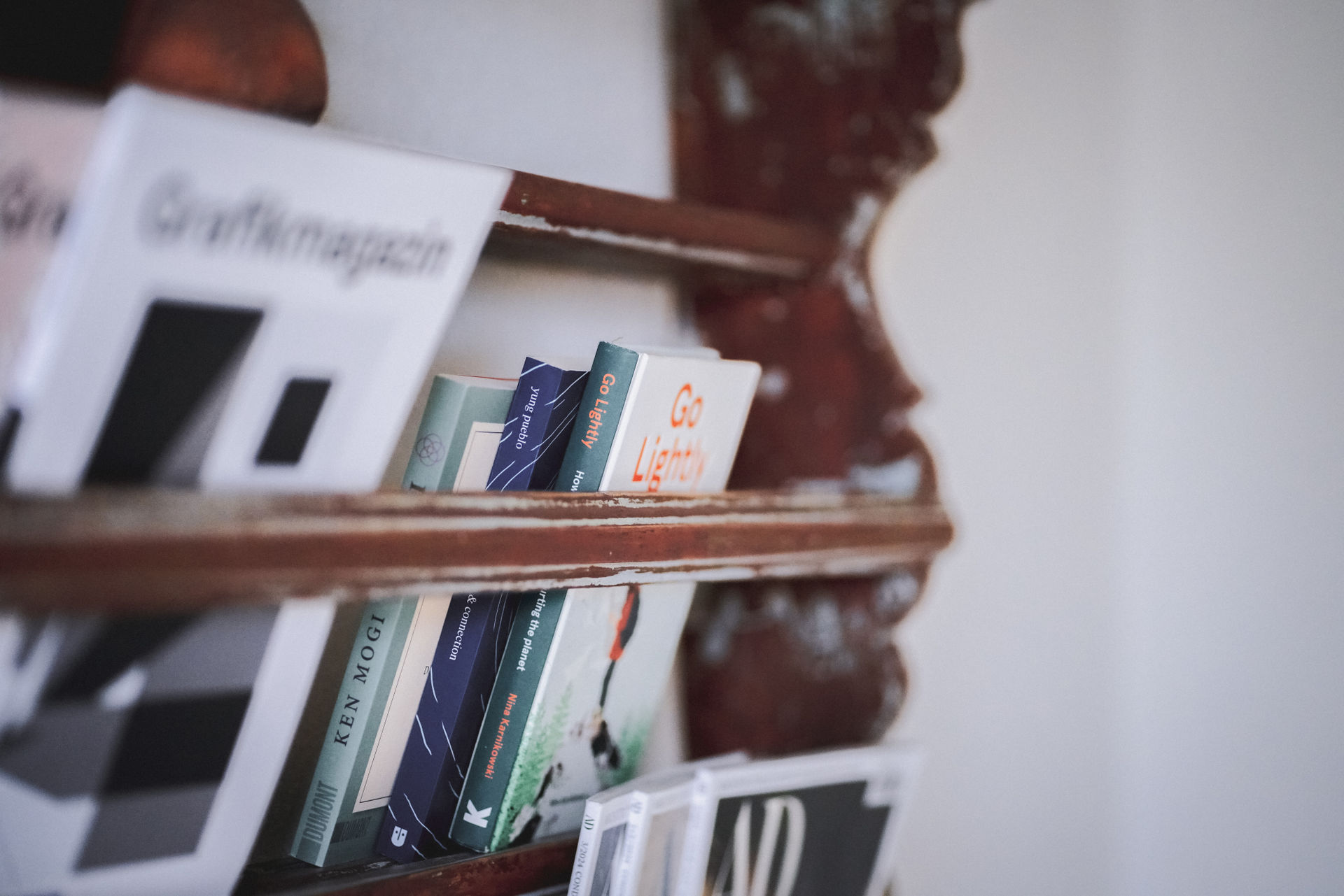 Bücher und Magazine im historischen Haus