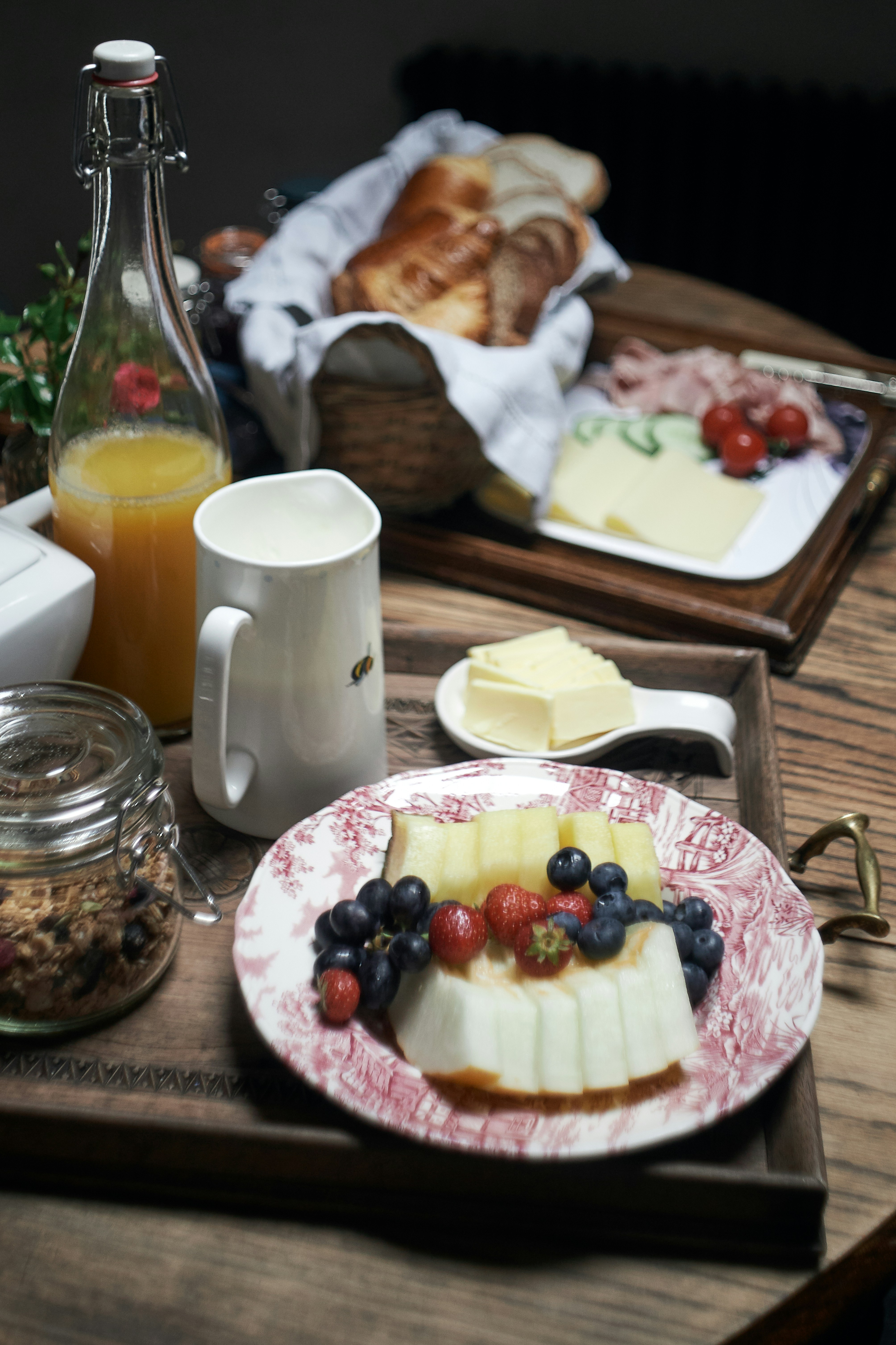 Frühstückskorb mit Gebäck und regionalen Produkten im Apartment Bergfried