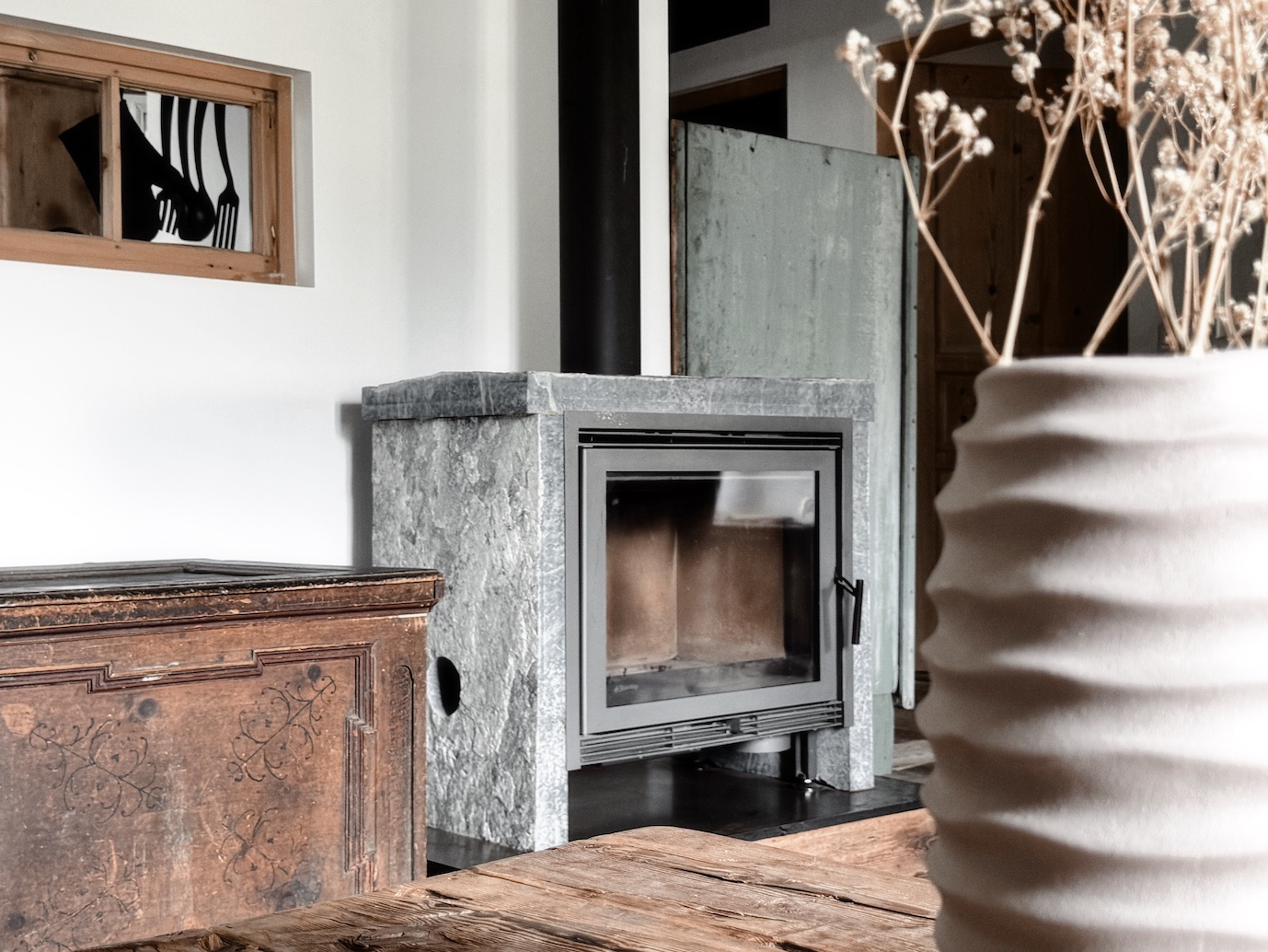 Kamin und historische Möbel im Wohnzimmer
