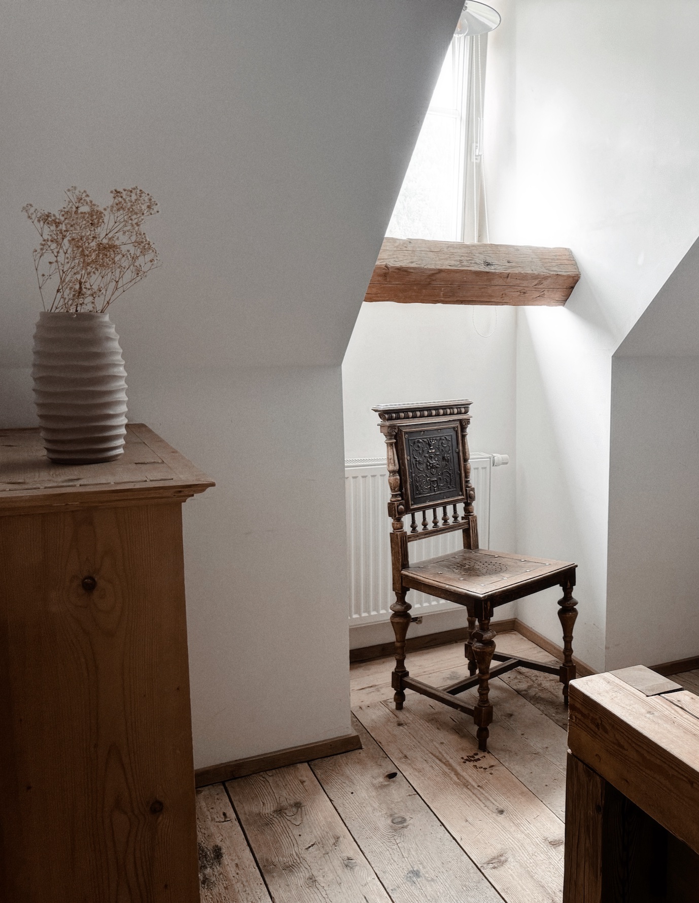 Historischer Stuhl im hellen Schlafzimmer des Bergfried