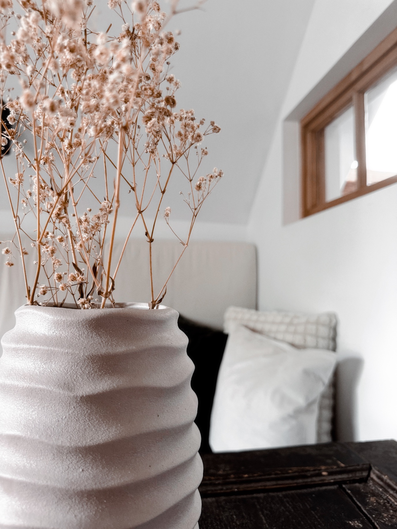 Wohnzimmer im Apartment Bergfried mit Kamin und sorgfältig ausgewählten Details