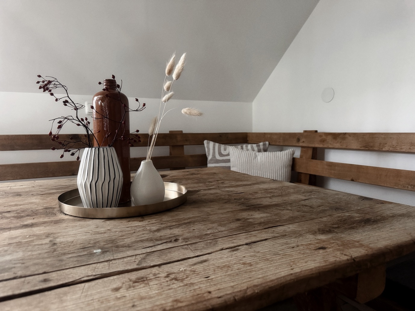 Großer Holztisch mit Sitzbank im Essbereich des Apartment Bergfried
