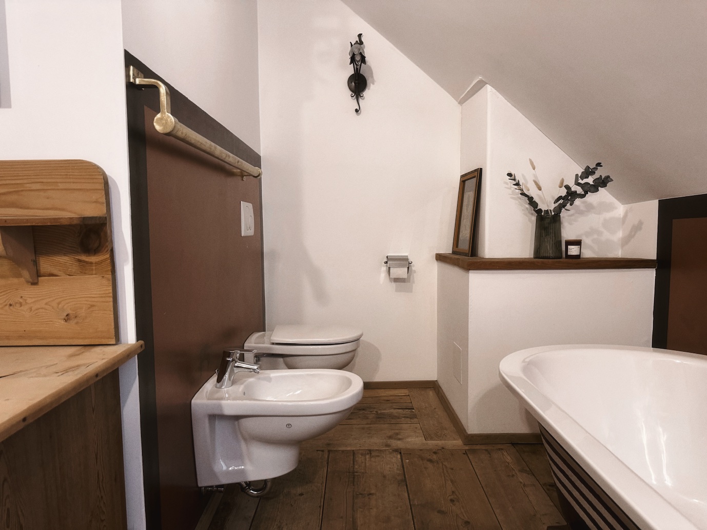 Badewanne und Bidet im Badezimmer des Apartment Bergfried