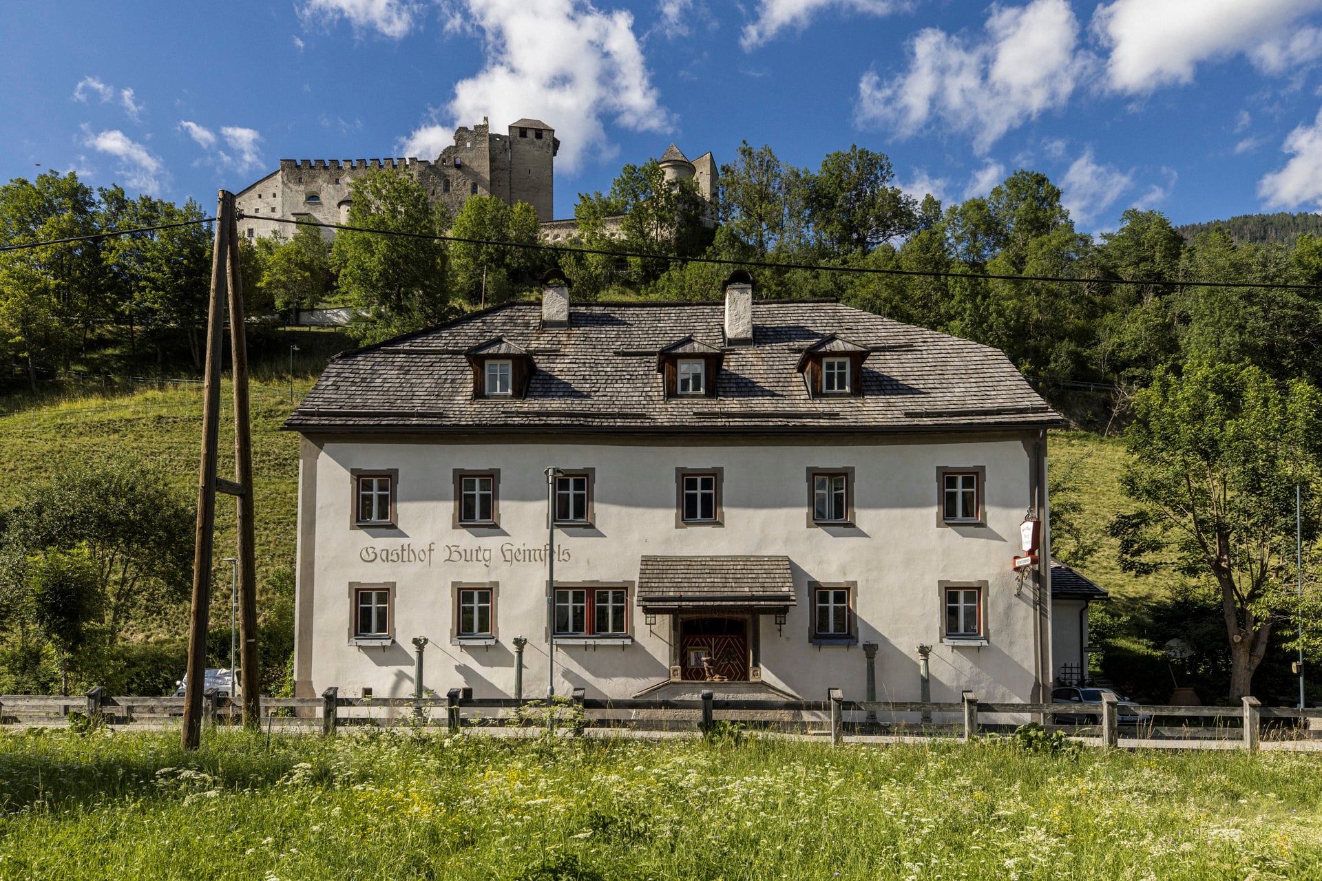 Gasthof Burg Heinfels unterhalb der Burg