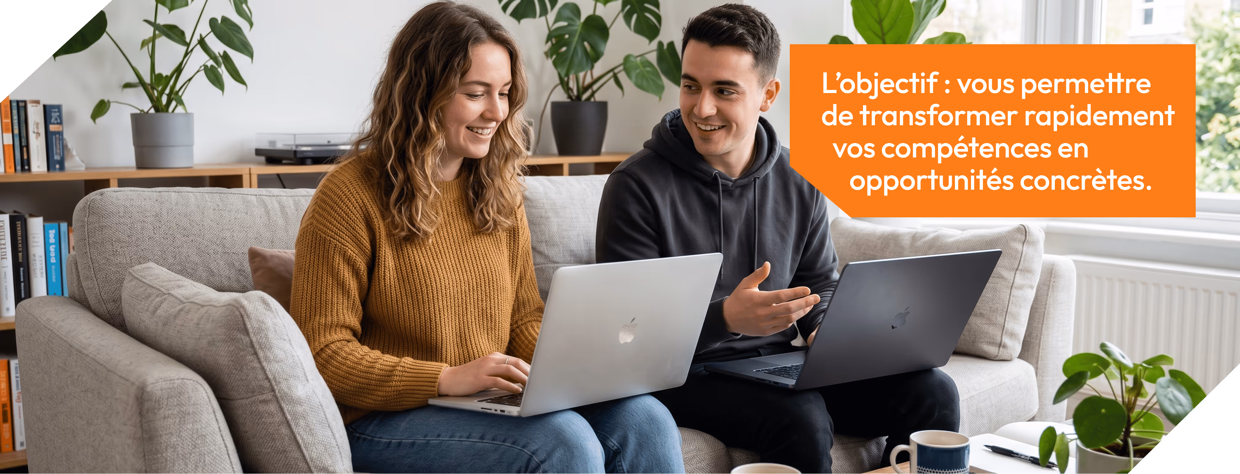 Deux jeunes souriants utilisent des ordinateurs portables sur un canapé près de plantes et d'une fenêtre.