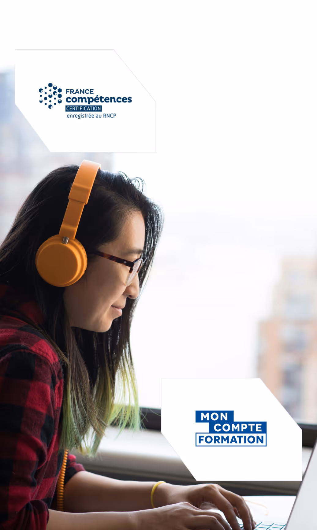 Jeune homme souriant utilisant un ordinateur portable avec écouteurs, logos France compétences et Mon Compte Formation.