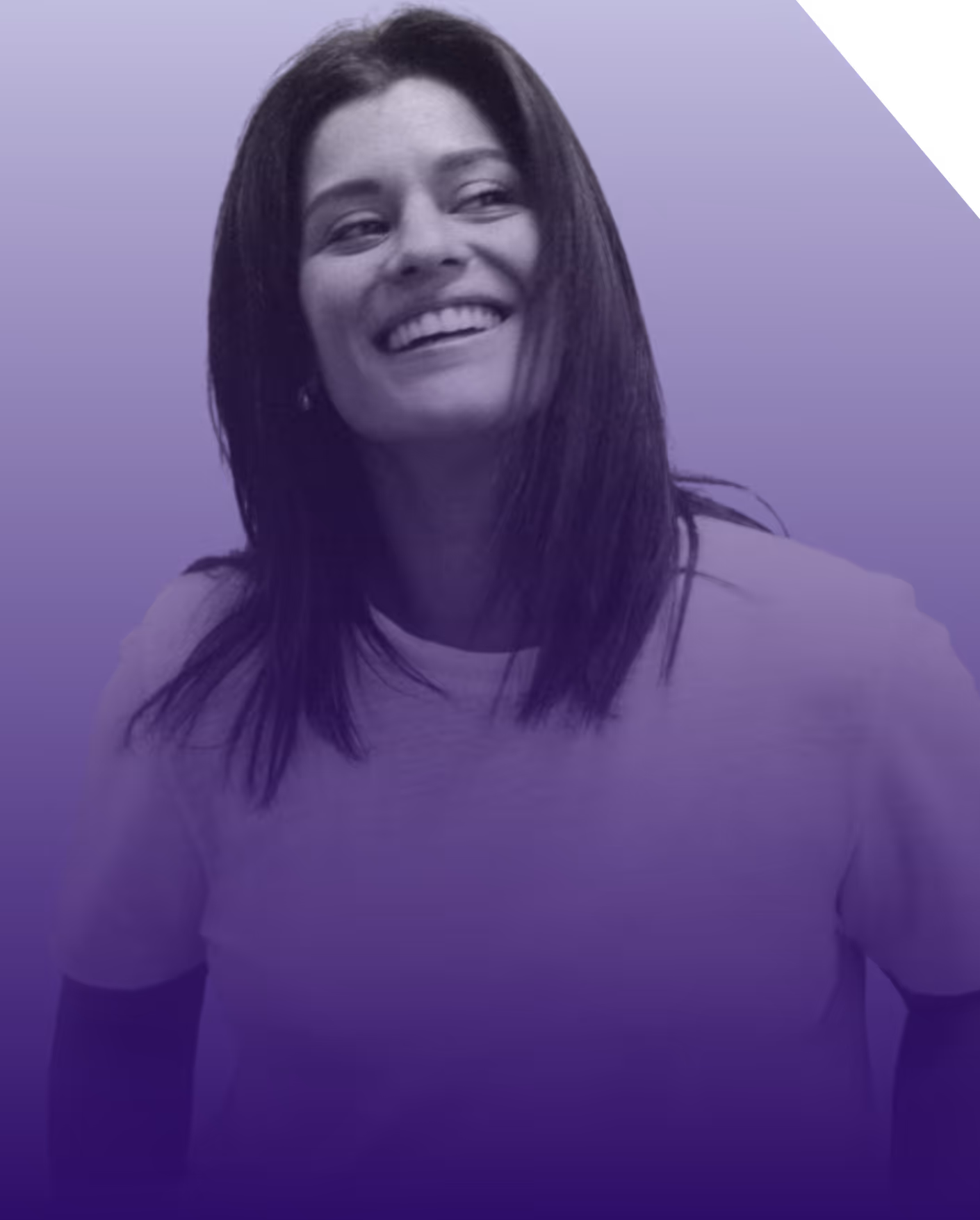 Femme souriante aux cheveux longs portant un t-shirt, fond dégradé violet.