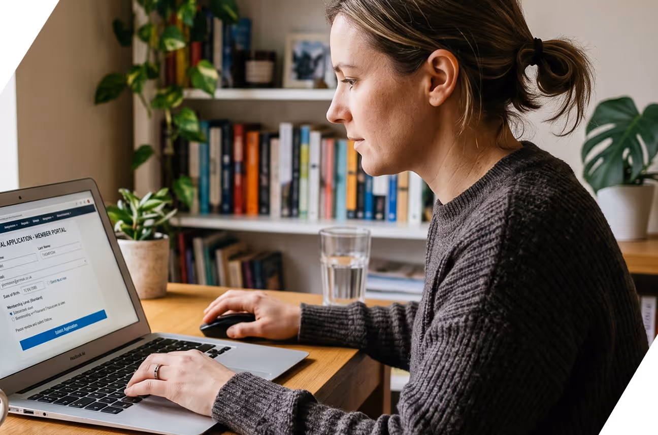 Femme utilisant un ordinateur portable pour remplir un formulaire d'inscription en ligne à domicile.