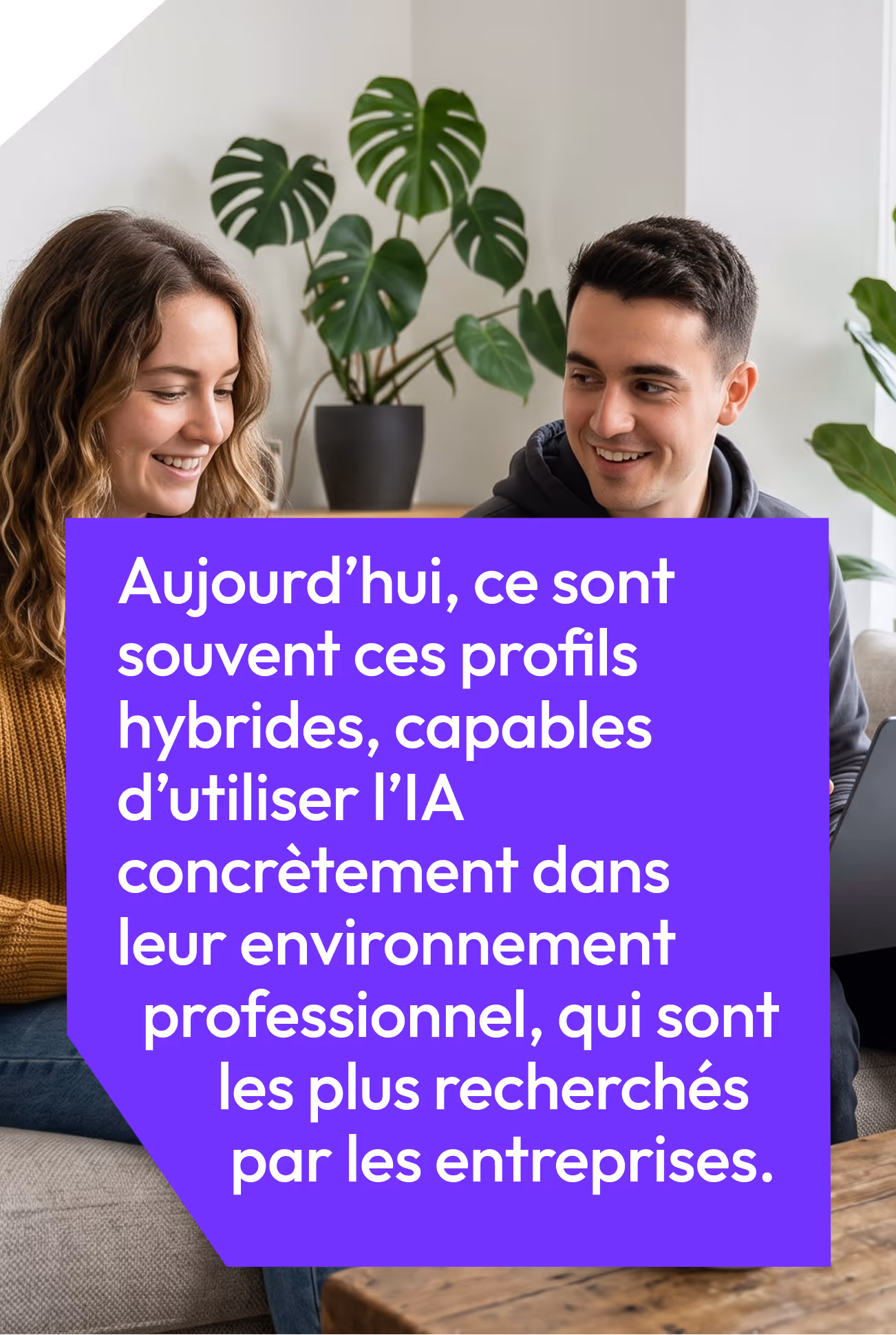 Deux jeunes souriants discutant, une femme avec un pull moutarde et un homme avec un sweat à capuche.