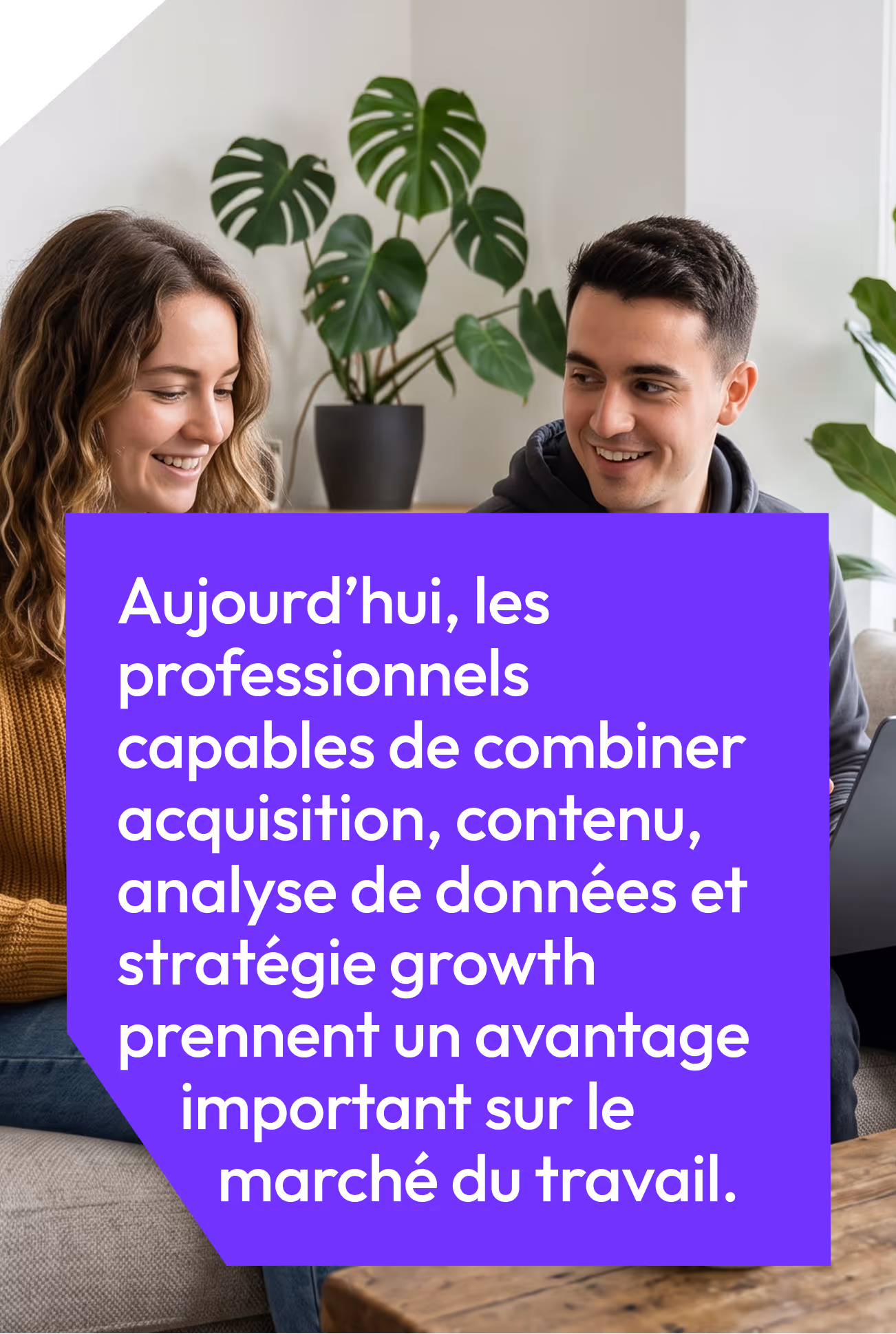Deux personnes souriantes assises sur un canapé avec une plante en arrière-plan, texte en français sur la croissance.