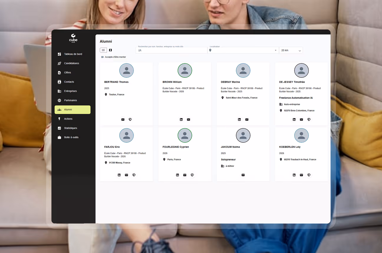 Interface alumni Cube showing profiles with location, year, and contact icons, overlaying two sitting people.