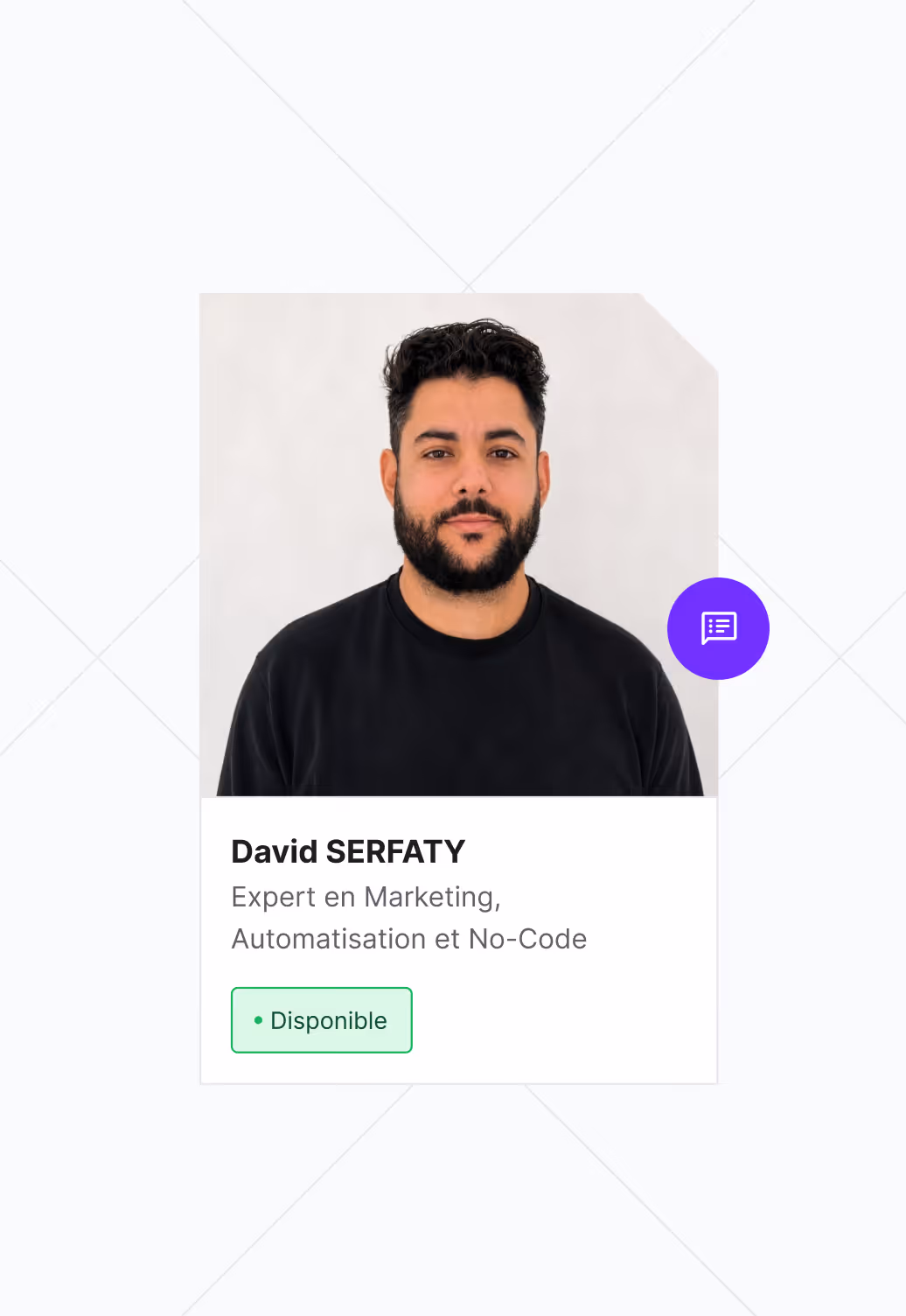 David Serfaty, expert en marketing, automatisation et No-Code, photo portrait, statut disponible.