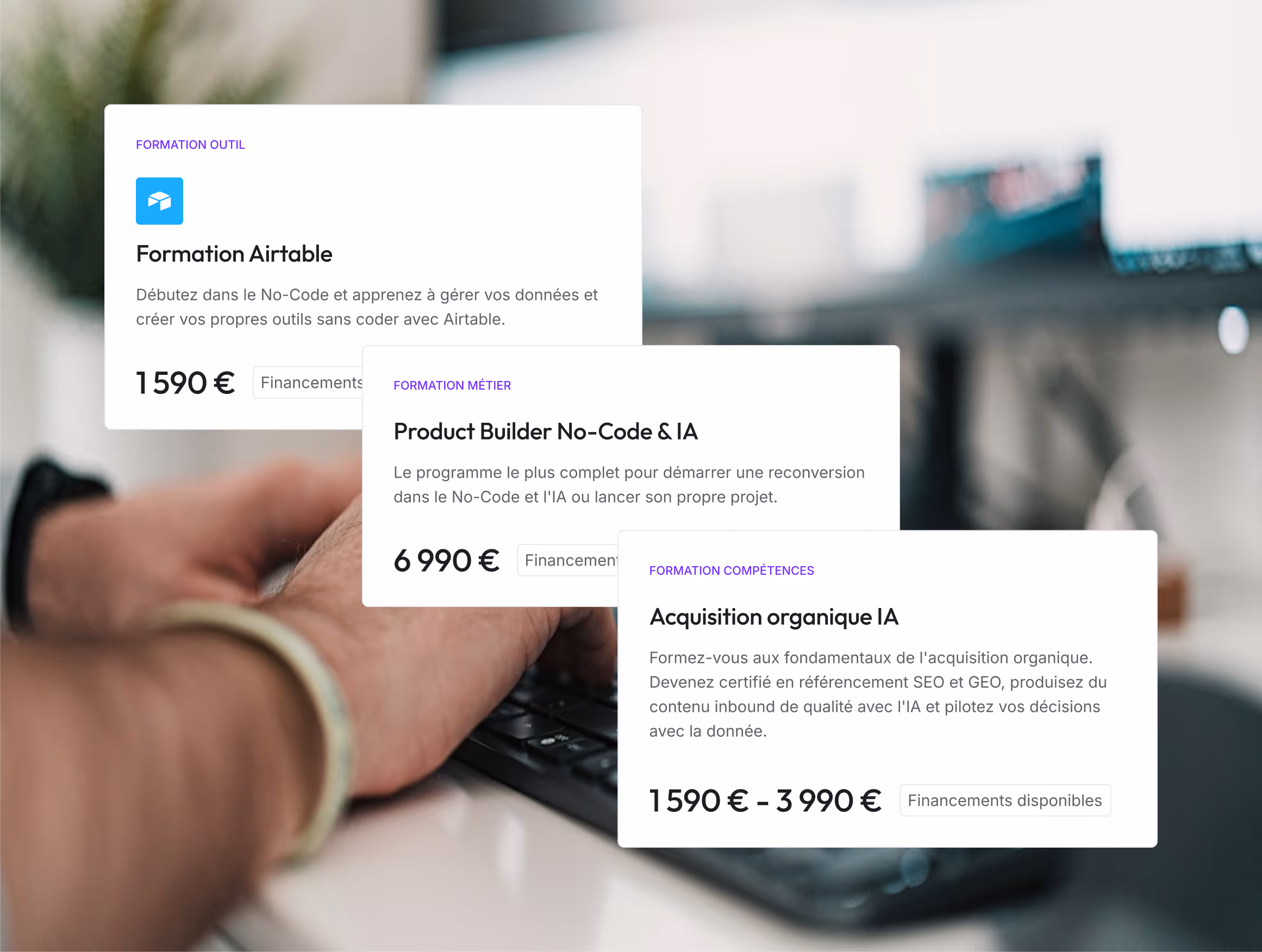 Cartes de formations No-Code et IA avec titres, descriptions et prix sur un clavier d'ordinateur.