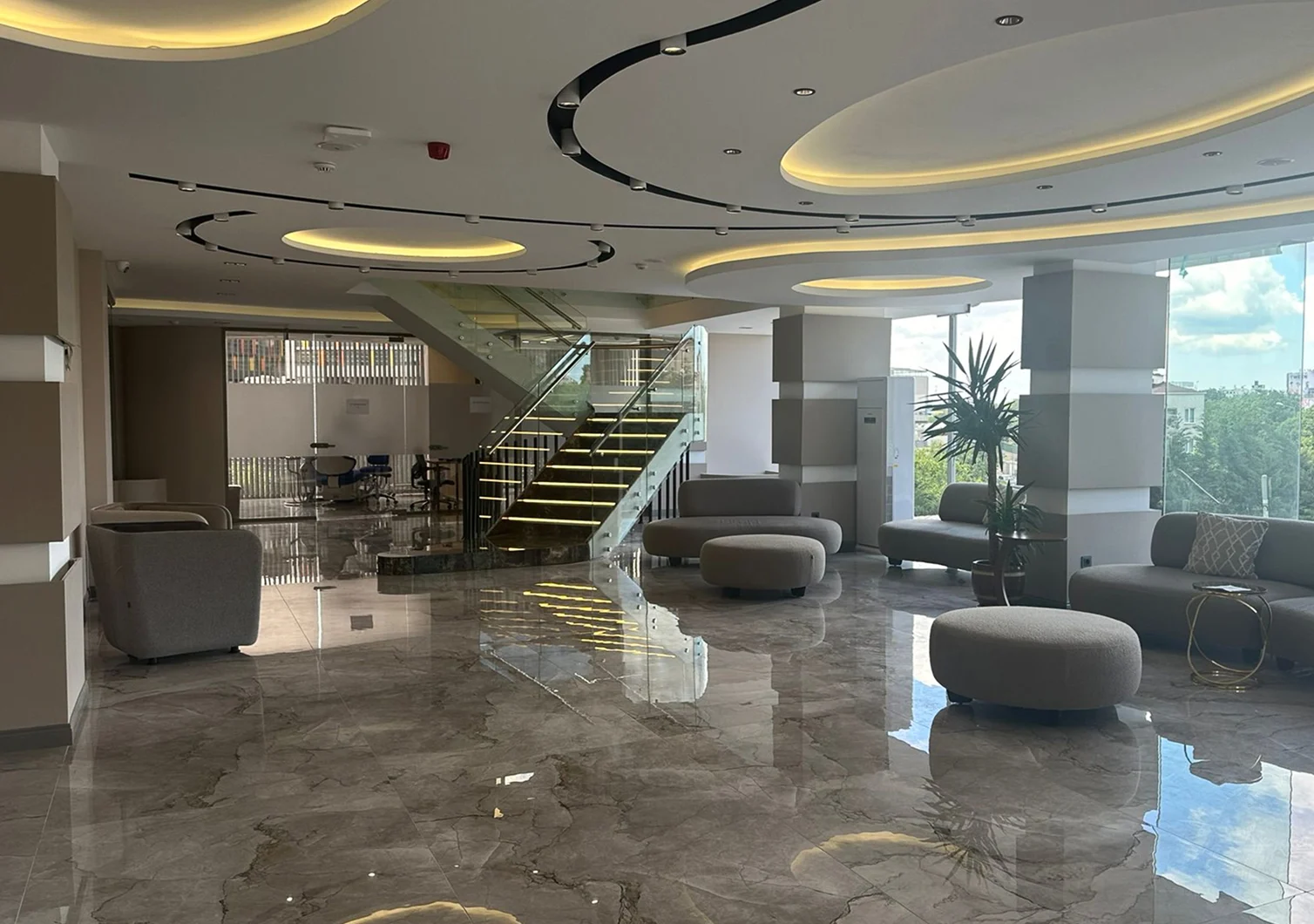 Corridoio e reception della clinica Estepalace Istanbul