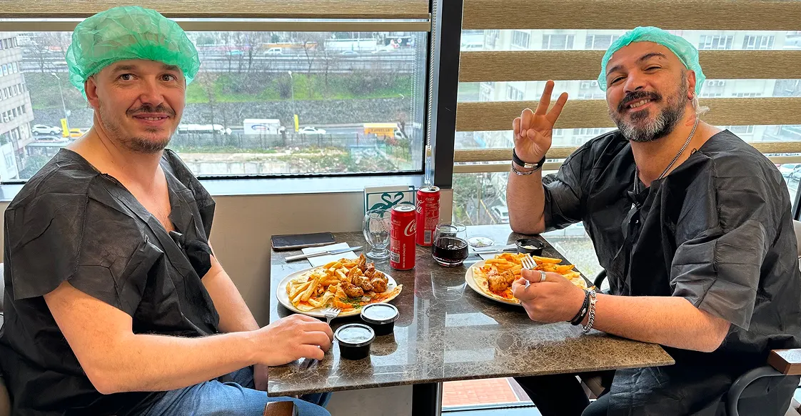 Pazienti in pausa pranzo in clinica il giorno del trapianto capelli in Turchia